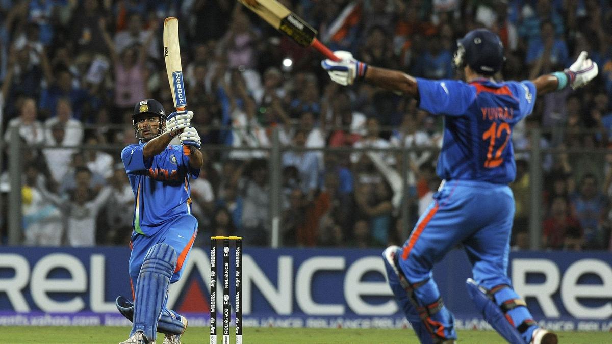 Esa noche, después de que Dhoni terminó… y mi padre duplicó su pedido de naan con mantequilla y pollo manchuriano.