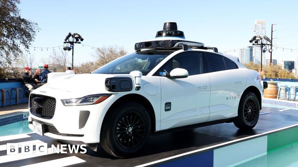 Waymo detuvo los robotaxis en cinco ciudades de EE. UU. después de que los autos circularan por carreteras inundadas