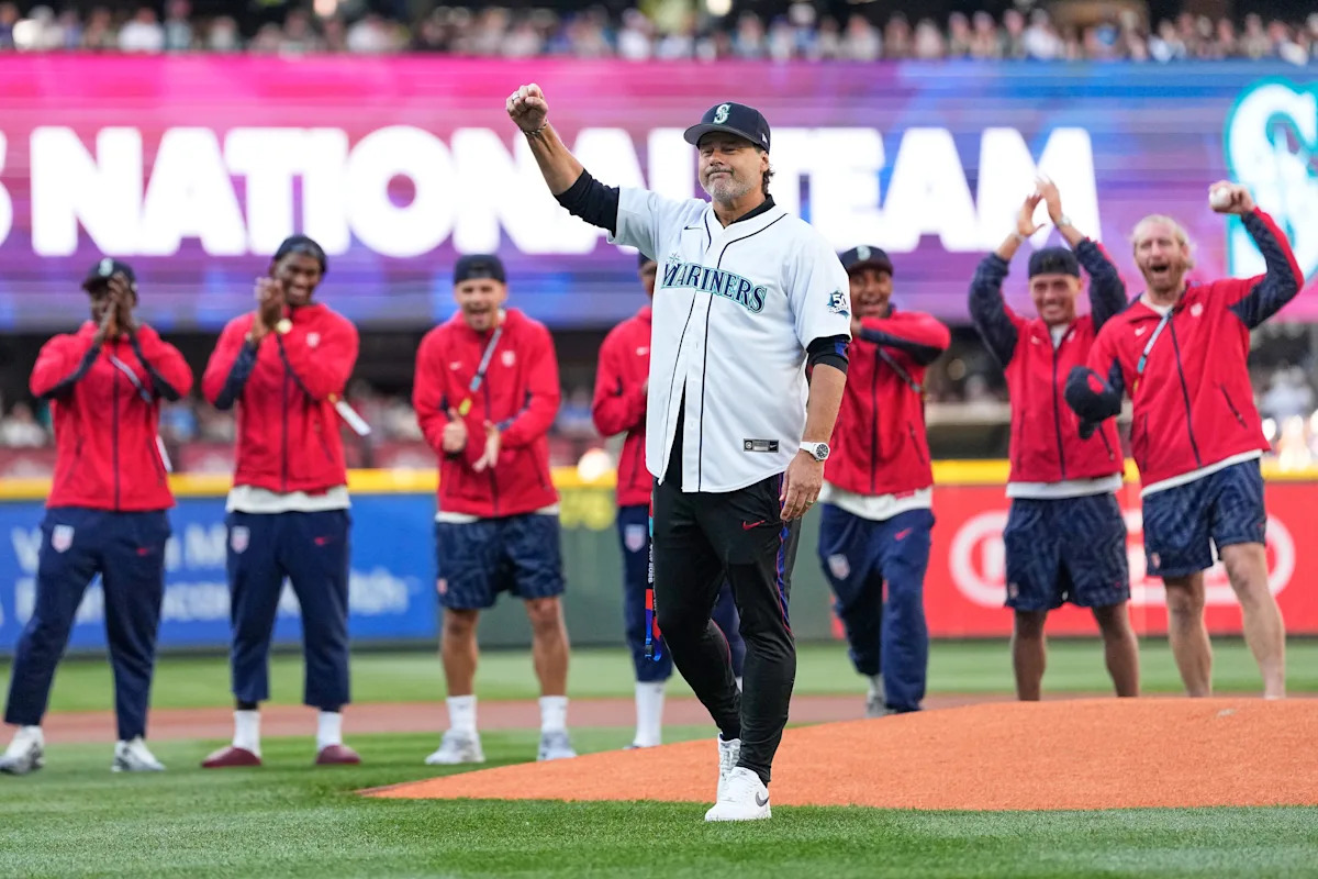 El entrenador de USMNT, Mauricio Pochettino, realiza un primer lanzamiento perfectamente aceptable durante el juego de los Marineros