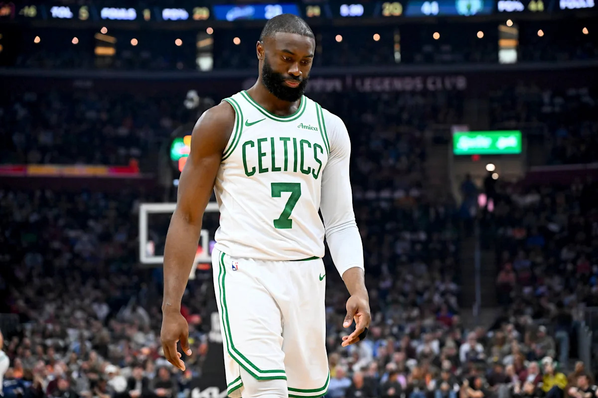 Jaylen Brown expulsado del enfrentamiento Celtics-Spurs por acalorada discusión con los árbitros, se queja en las redes sociales en el entretiempo