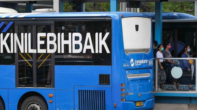 5c2d8abb2d3e4-penumpang-berjalan-seusai-menaiki-bus-transjakarta-di-halte-tosari-jakarta-rab_665_374.jpg