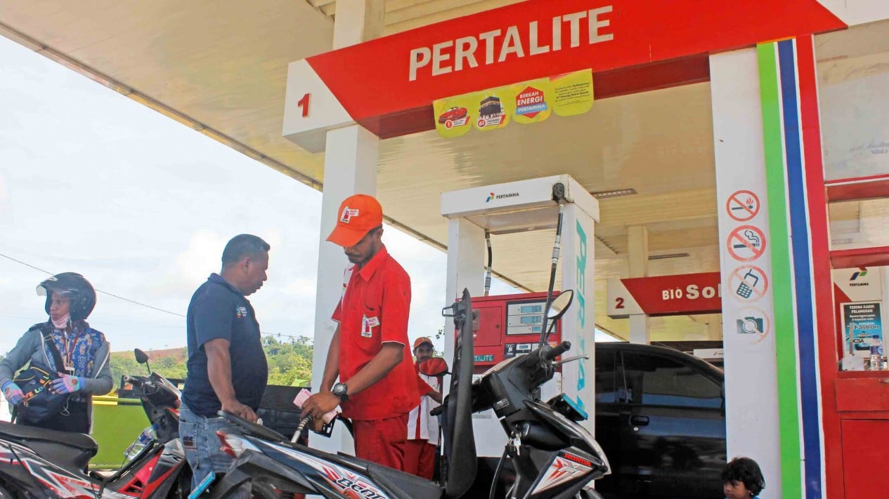 5c32e6098017d-petugas-spbu-melayani-masyarakat-dengan-mengisi-bbm-jenis-pertalite-di-kota-soro_1265_711.jpg