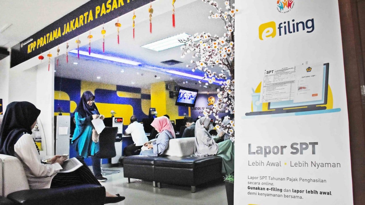5c6fc91f10525-sejumlah-wajib-pajak-antre-untuk-melakukan-pelaporan-spt-pajak-tahunan-di-kantor_1265_711.jpg