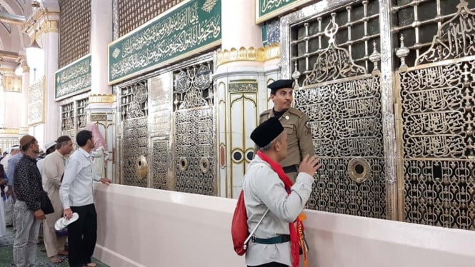 5d35a0ff11ba6-padati-makam-rasulullah-jemaah-haji-salat-arbain-di-masjid-nabawi_665_374.jpg
