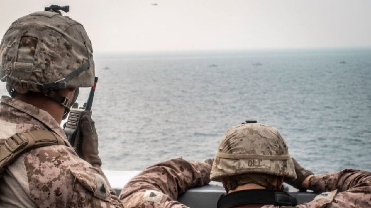 El transporte marítimo se congela en el Estrecho de Ormuz después de que Estados Unidos anunciara el bloqueo y los barcos “giran a la derecha”