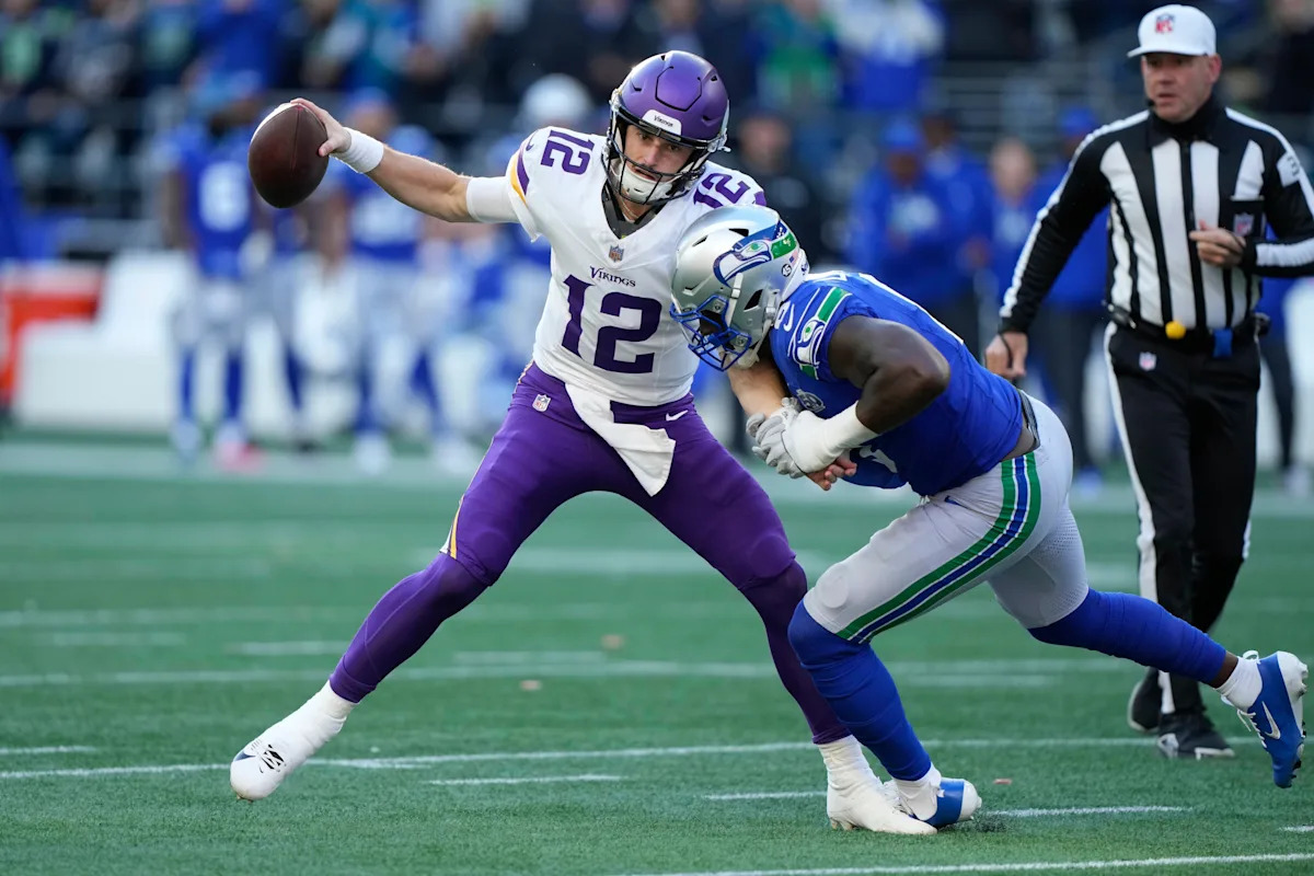Mientras Sam Darnold observa, el desorden del mariscal de campo de los Vikings alcanza un nuevo mínimo en la derrota por blanqueada ante los Seahawks