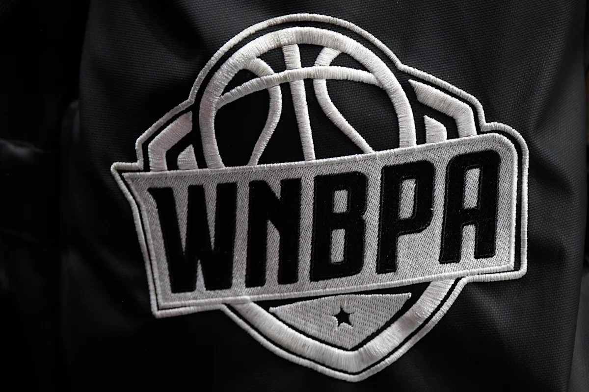 Se informa que la reunión de la WNBPA es tensa ya que algunos jugadores cambian de opinión sobre la autorización de huelga