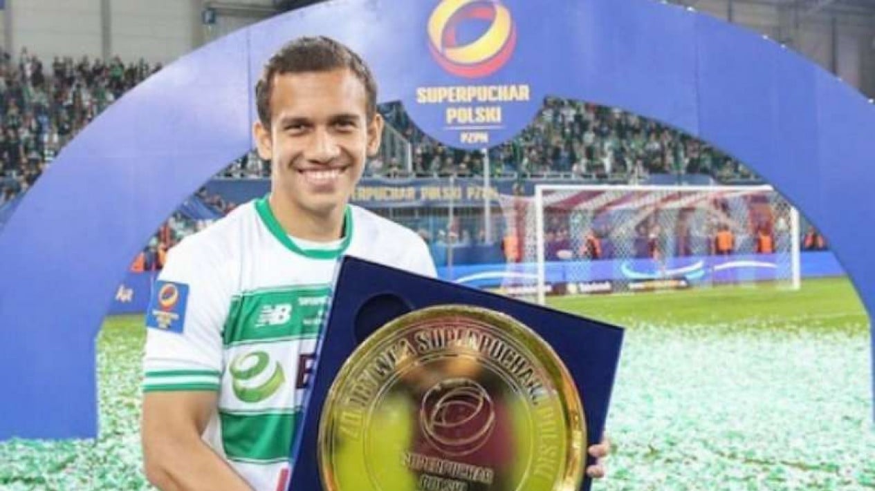 5edab1f69a5d4-egy-maulana-vikri-dengan-gelar-piala-super-polandia_1265_711.jpg