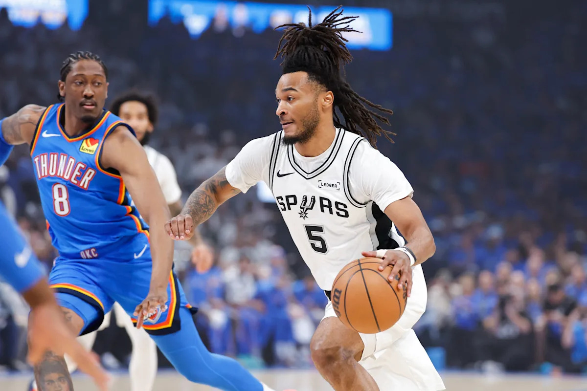 Stephon Castle hace una volcada en los playoffs en el segundo juego Spurs-Thunder