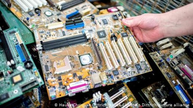 5fe1a951b19ee-sampah-tak-terlihat-di-balik-produksi-laptop-dan-ponsel_665_374.jpg