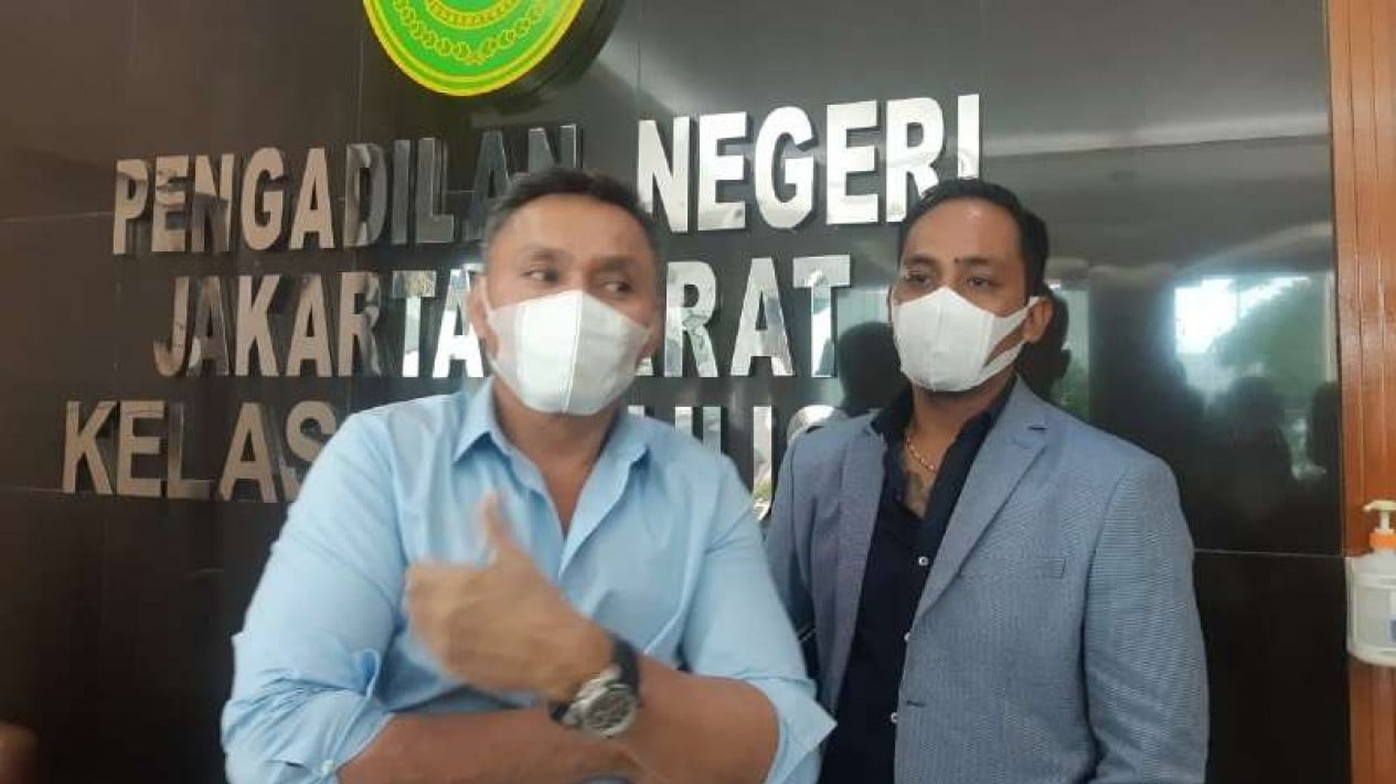 60112f767ebcc-nus-kei-datang-ke-sidang-kasus-john-kei_1265_711.jpg