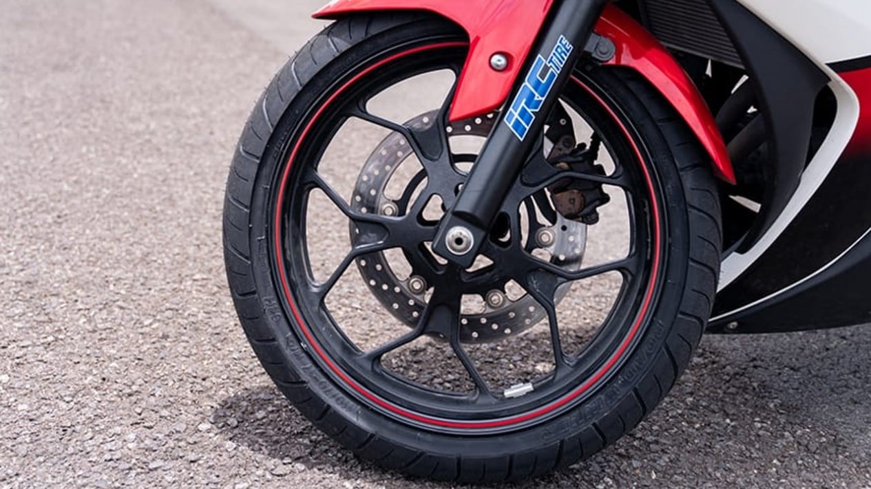 La mayoría de la gente no sabe que la vida útil de los neumáticos de moto tiene un límite.