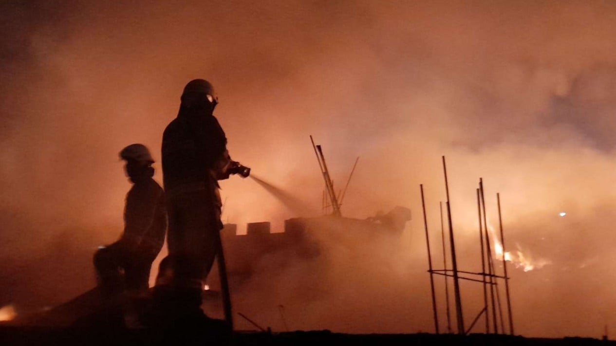 El incendio de Pakusari Jember TPA fue causado por colillas de cigarrillos y los fuertes vientos propagaron el fuego