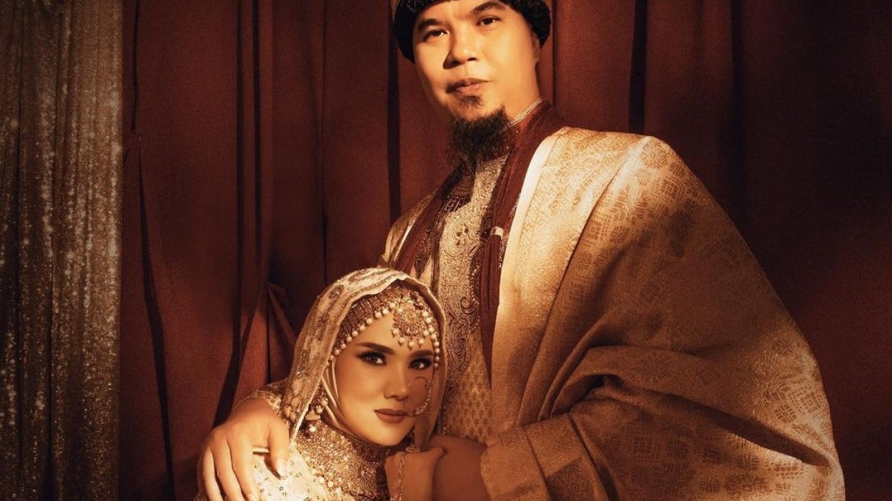 El internauta de Murkanya, Ahmed Dhani y Mulan Jamila Santui se ríen y hablan sobre la infidelidad.