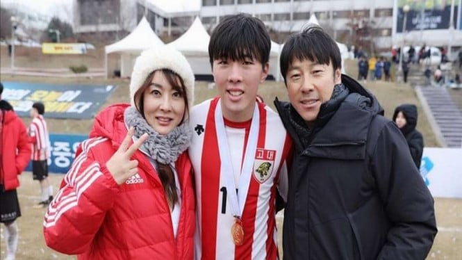 61d6c9c5a6d12-shin-tae-yong-kanan-bersama-anaknya-shin-jae-wong-tengah_665_374.jpg