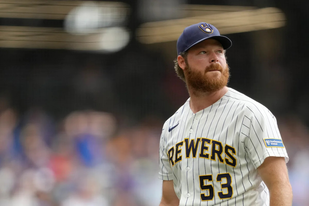 El lanzador de los Cerveceros Brandon Woodruff se somete a una cirugía en el hombro derecho que pone fin a su temporada