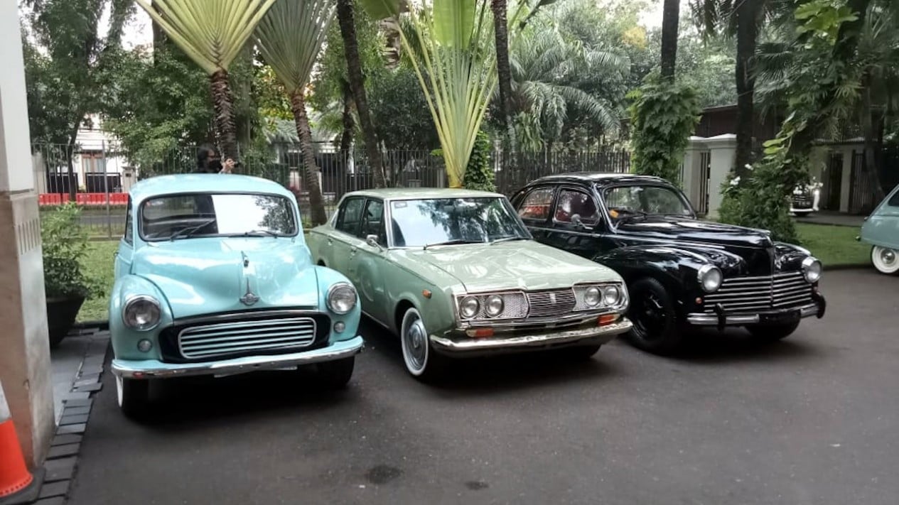 Filas de coches icónicos que dominaban los aparcamientos en los años 1980