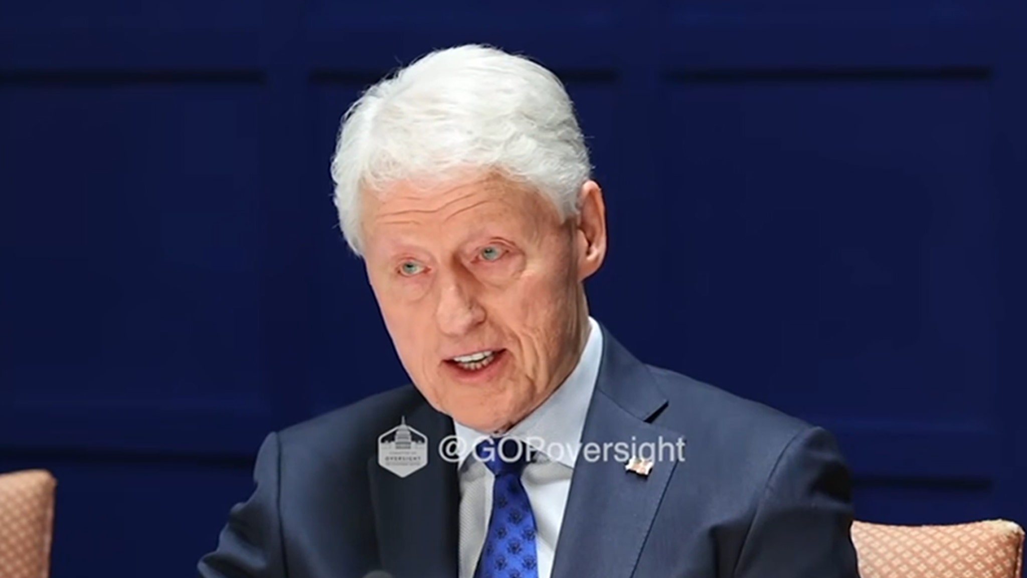 Bill Clinton dice que solo voló con Epstein y que era amigo de Ghislaine Maxwell