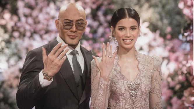 629ee981c0d64-deddy-corbuzier-menikah_665_374.jpg