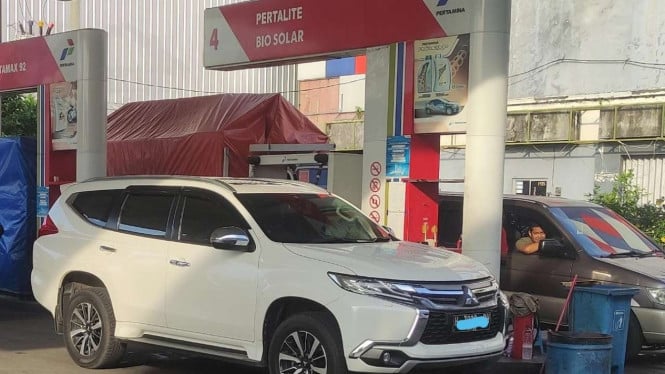 62ba430a3962f-mobil-mewah-mengisi-bbm-subsidi-disalah-satu-spbu_665_374.jpg