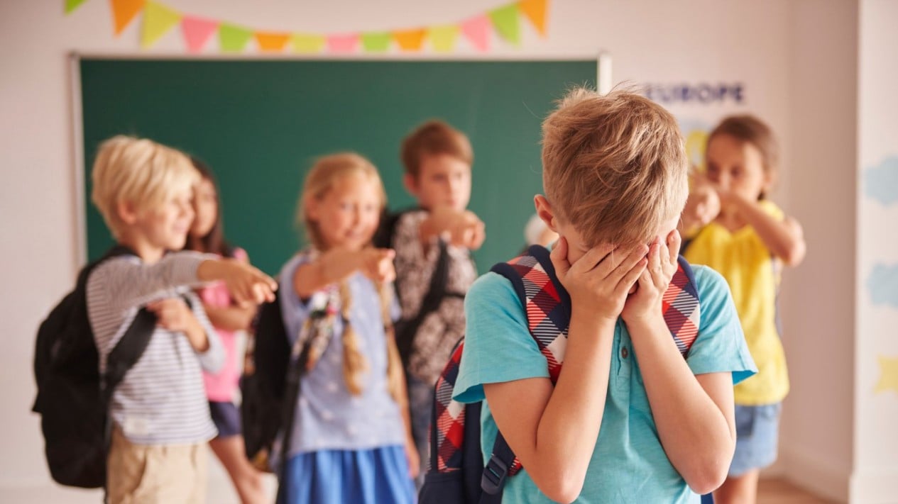 ¡La policía investigó la presunta discriminación contra las niñas de la escuela primaria e inspeccionó la escuela!
