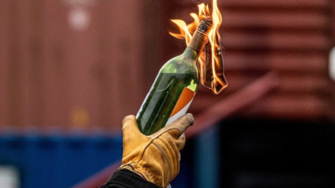 El abogado que arrojó bombas molotov contra una casa revela el presunto cerebro detrás del ataque terrorista