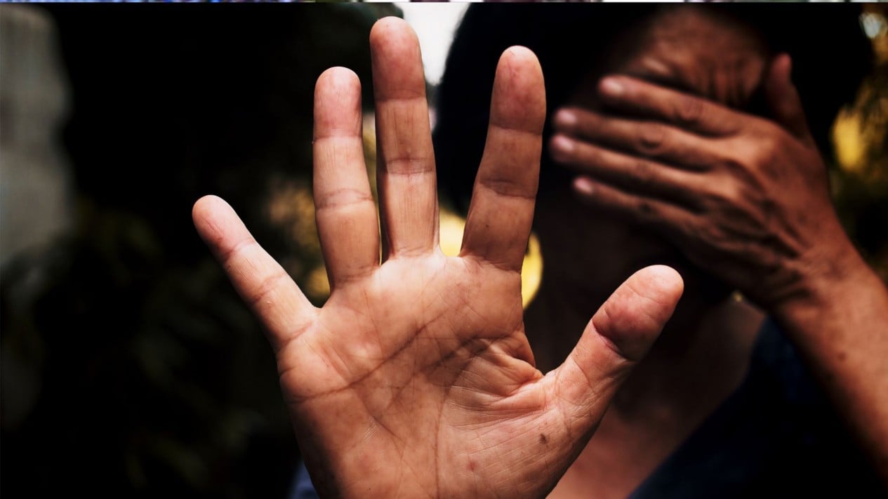 Animada por el ‘bizcocho’, la niña de Karawang es golpeada por sus amigos hasta que se desmaya