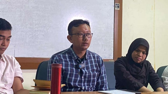 637e04b8a2b57-ketua-ylbhi-muhammad-isnur_665_374.jpg