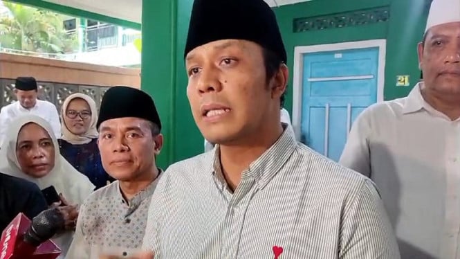 6517570b43924-pengasuh-ponpes-al-falah-ploso-kediri-gus-kautsar_665_374.jpg