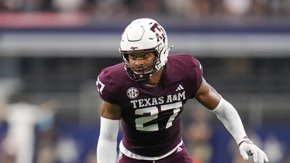 El apoyador de Texas A&M, Daymion Sanford, capitán del equipo y defensor clave, fue retirado del juego de primavera por una lesión en la pierna.