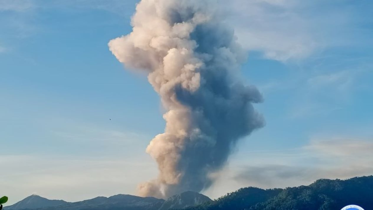 La actividad del monte Dukono es aún mayor y la columna de ceniza alcanza los 3.500 metros