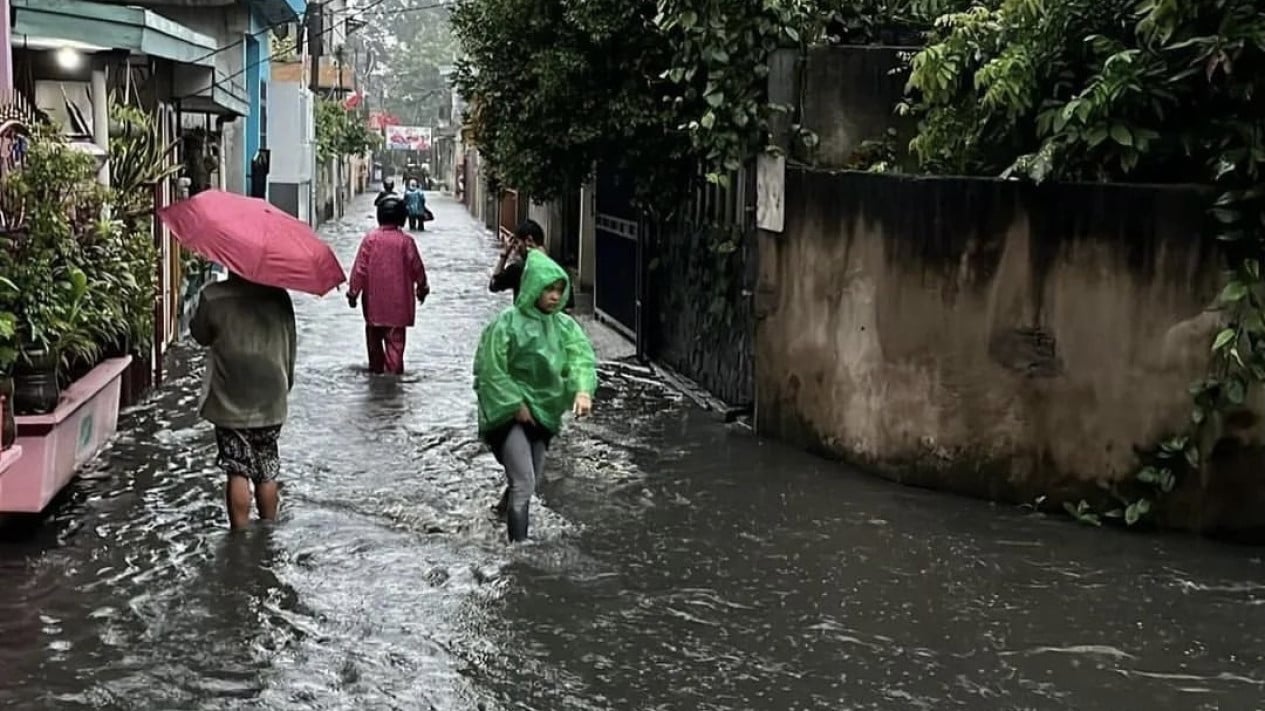 65bb2c035fd3e-bpbd-dki-mencapat-15-rt-masih-terendam-banjir-di-awal-februari-2024_1265_711.jpeg
