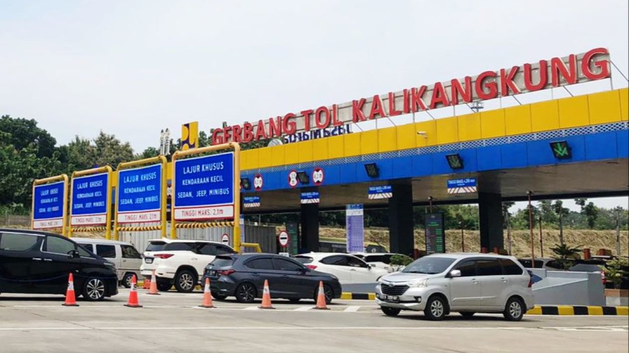 Más de 2.000 vehículos están ocupados regresando a casa, a la autopista de peaje Kalikongkung en Semarang.