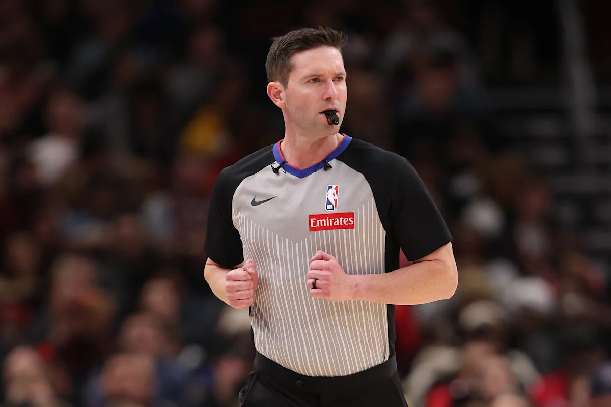 El árbitro de la NBA Ben Taylor abandona el partido entre Warriors y Clippers con aparente lesión