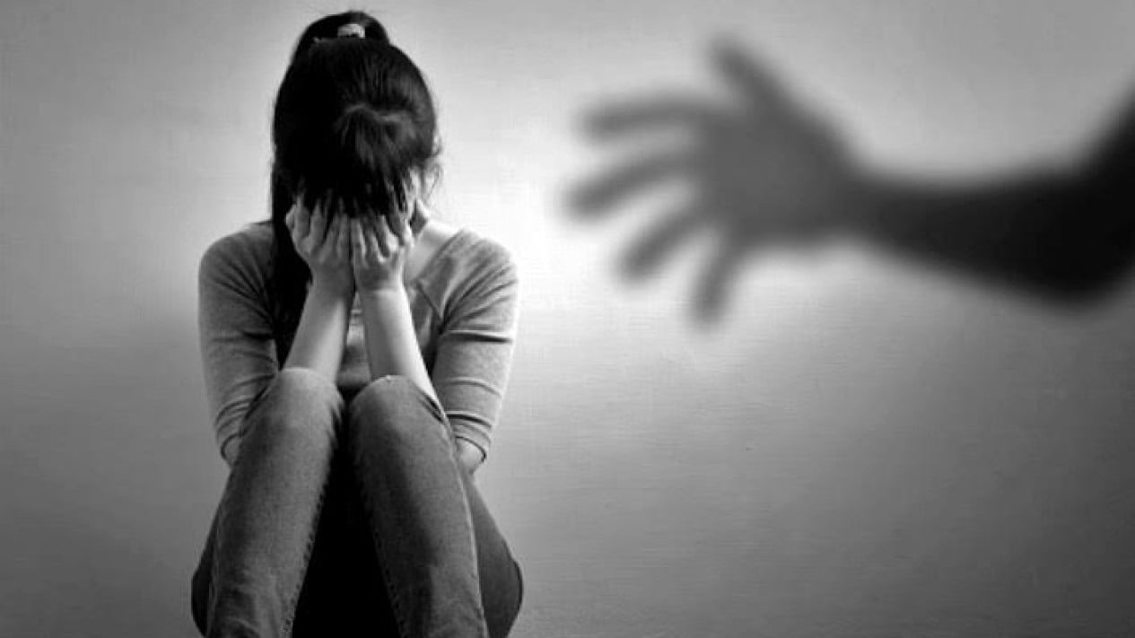 ¡El destino de una mujer que conoce a un amigo que está saliendo termina mal! Faltan coches y móviles