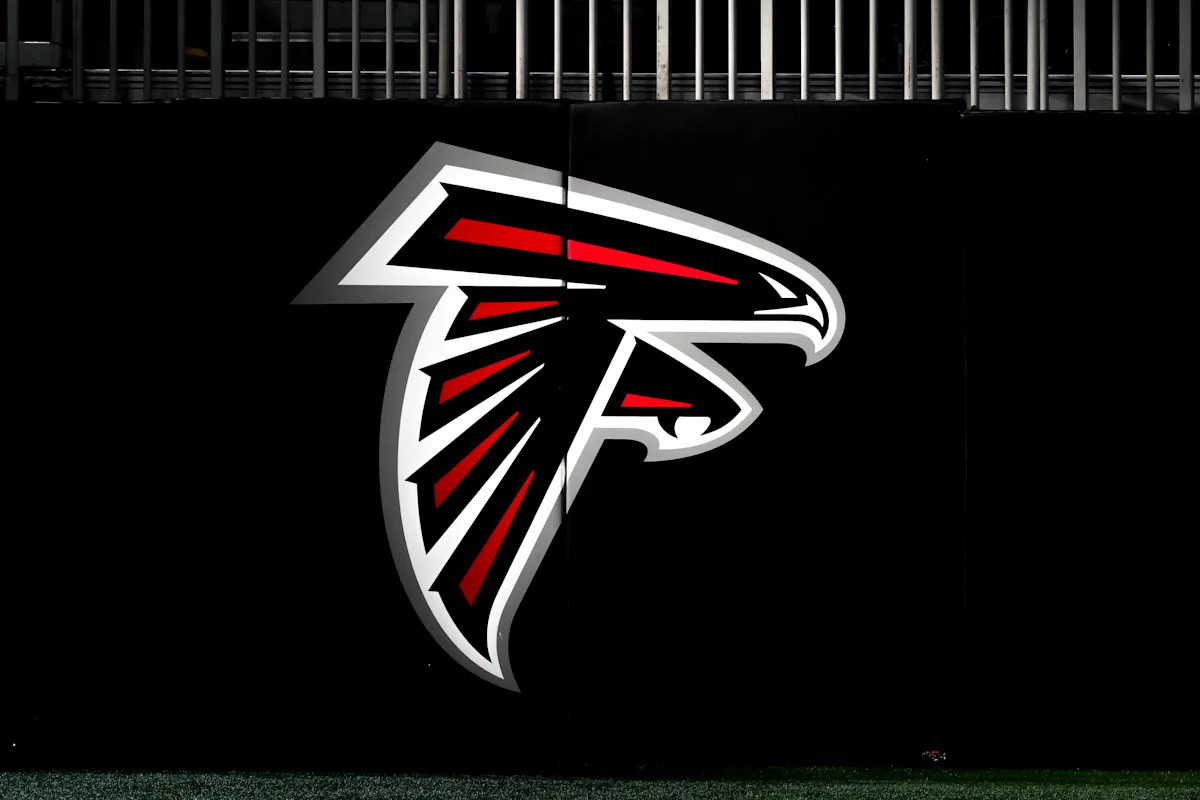 Los Falcons despiden al entrenador asistente de la lista de lesionados, LaTroy Lewis, tras acusaciones de violación