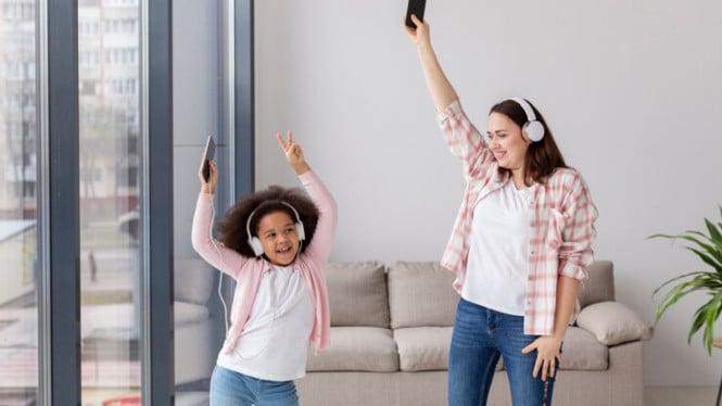 670f5e38cb24d-ilustrasi-ibu-dan-anak-karaoke_665_374.jpg