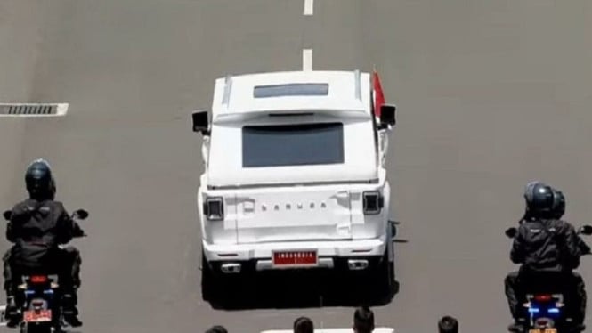 67149abf924da-presiden-prabowo-subianto-menumpang-mobil-maung-garuda-ri-1_665_374.jpg