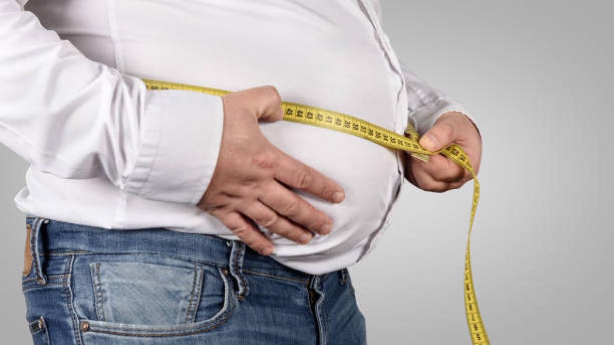 ¿Por qué una circunferencia de cintura superior a 40 pulgadas es un signo importante de riesgo cardíaco para los hombres?