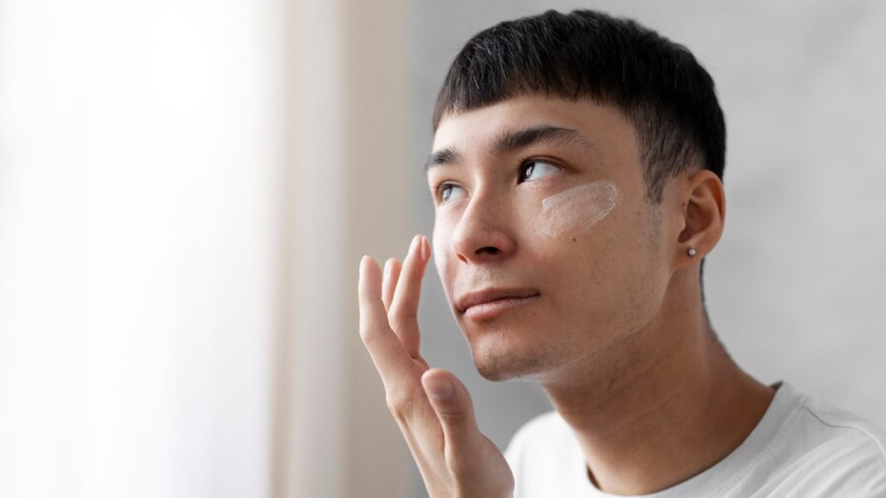 Un dermatólogo revela la importancia del cuidado de la piel del hombre, ¡utiliza estos 3 productos básicos!