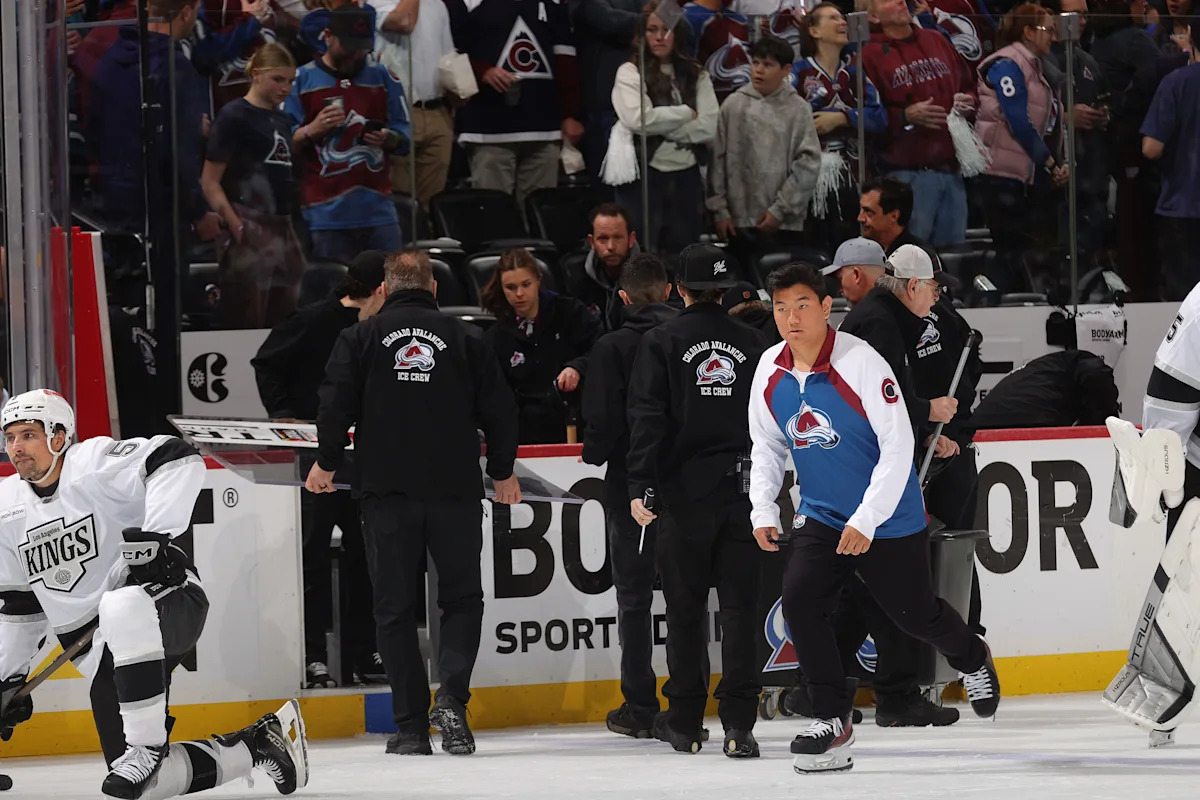 Los fanáticos de Avalanche rompen el vidrio detrás del banco de los Kings después de que se detuviera el lanzamiento de penalti, lo que provocó un gran retraso en el juego de playoffs
