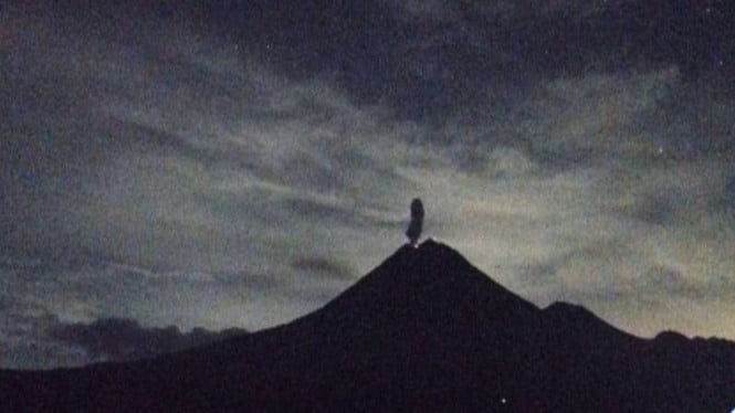 6769fd535ba5c-gunung-semeru-erupsi-pada-selasa-24-12-2024-pukul-00-09-wib_665_374.jpg