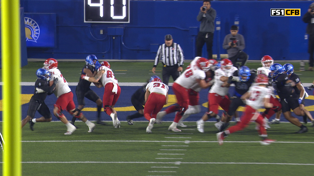Brandon Ramírez de Fresno State corre para un touchdown de dos yardas, extendiendo la ventaja sobre San José State