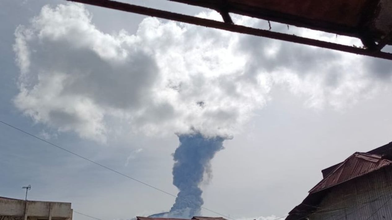 El monte Marapi entra en erupción repentinamente y una columna de ceniza se eleva a 2.000 metros de la cima