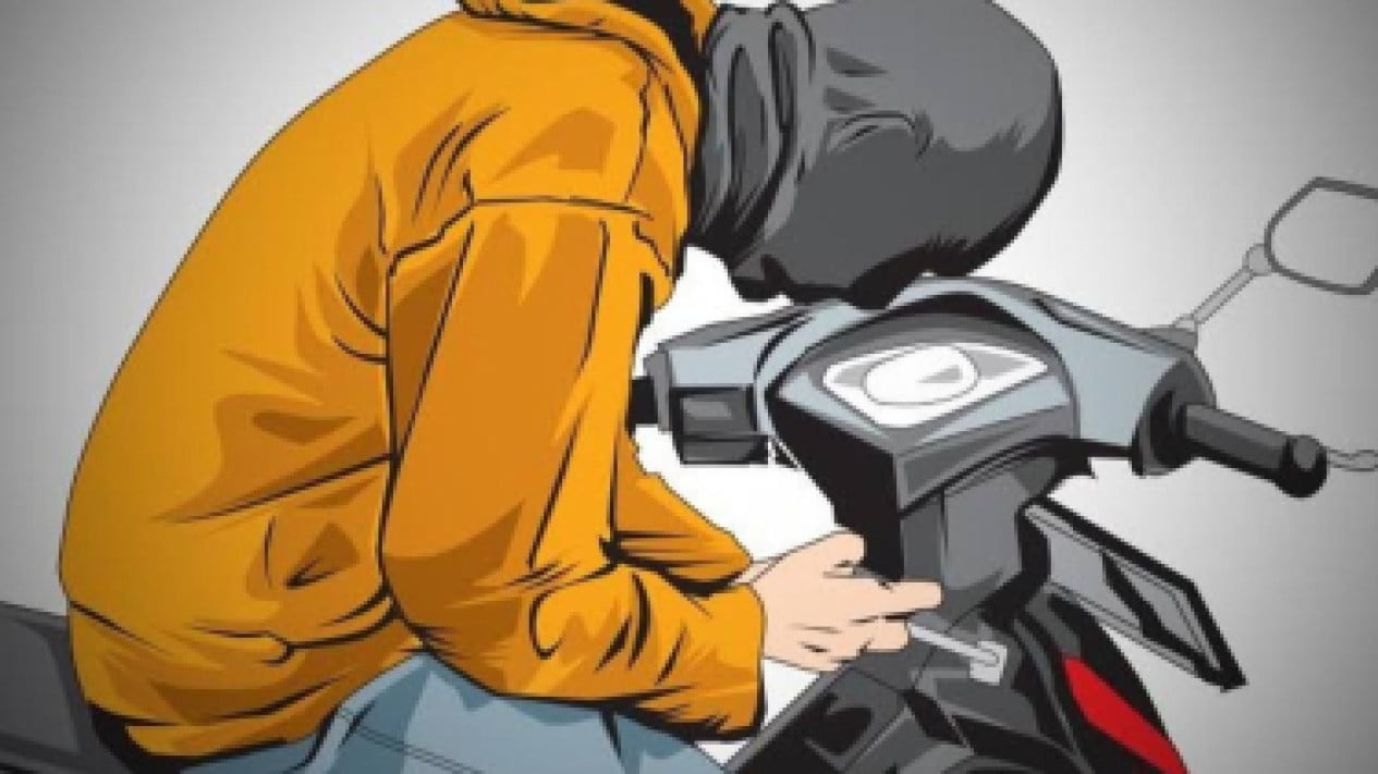 Ladrón de motos reincidente se esconde en el techo de la casa de su novia antes de desplomarse cuando lo arresta la policía
