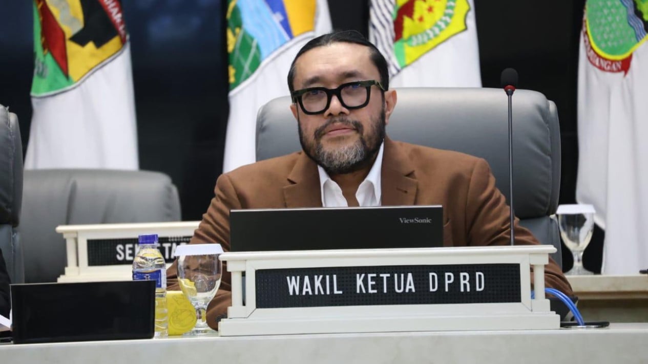 KPK registra la casa del vicepresidente del DPRD de Java Occidental, Ono Surono, en Bandung y confisca el dinero de su esposa Arison