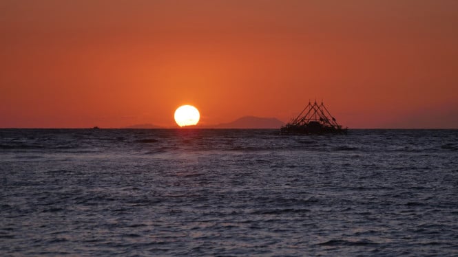Anak Krakatoa es una alternativa curativa no muy lejos de la capital, disfrutando del amanecer en una playa cerca de Yakarta.