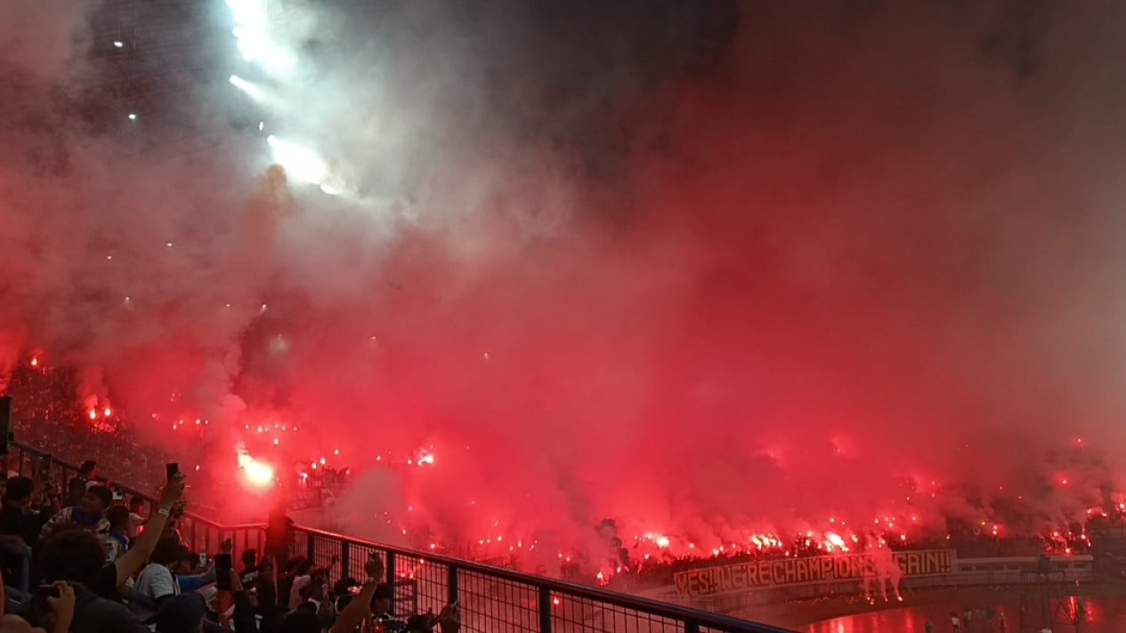 68325266c8cbc-pesta-flare-di-laga-penutup-liga-1-bikin-pelatih-persib-kecewa_1265_711.jpg