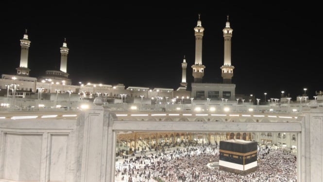 6834246d55382-jemaah-calon-haji-dari-berbagai-negara-melakukan-tawaf-di-masjidil-haram-makkah_665_374.jpg