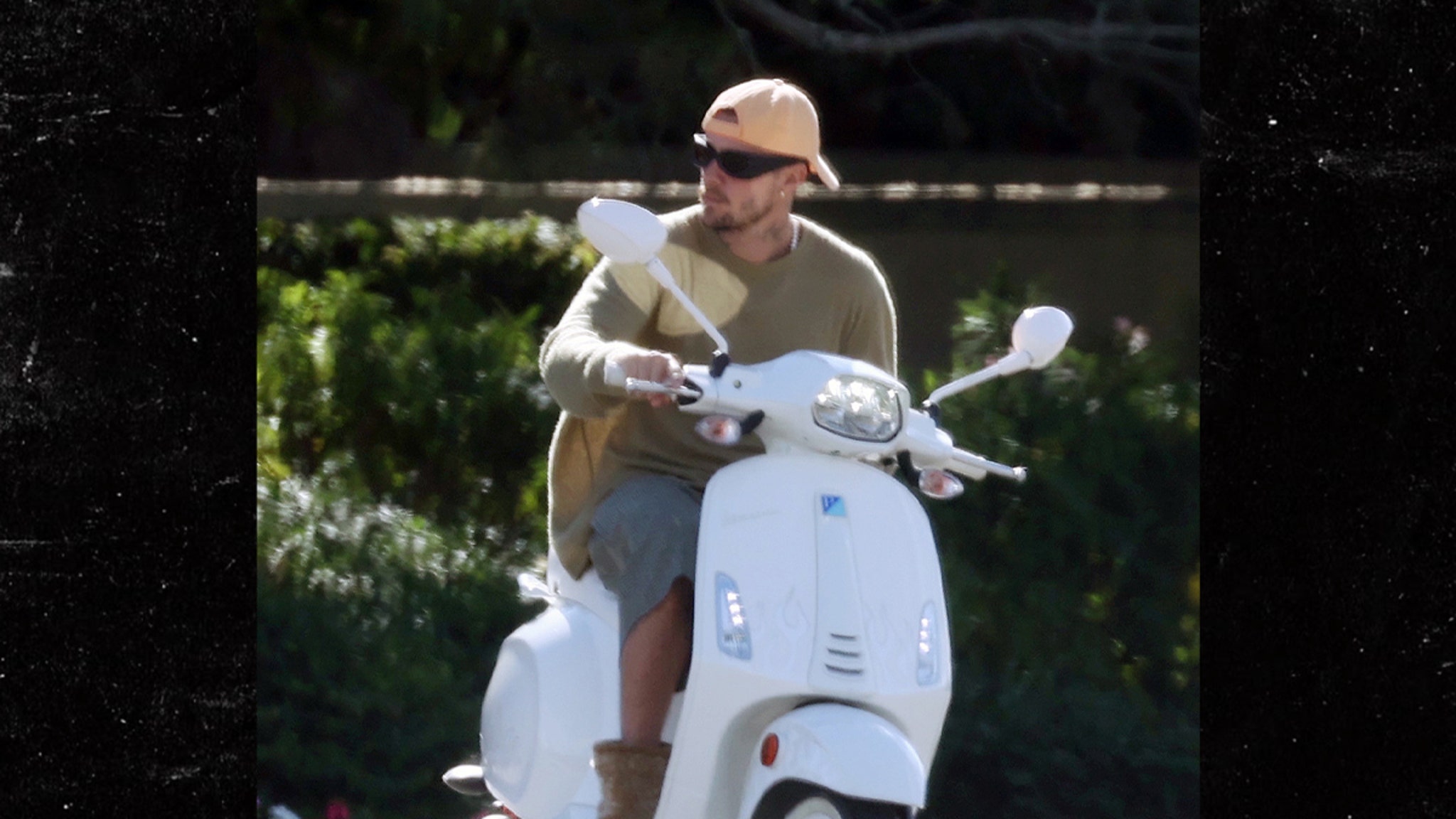 Justin Bieber llega a Palm Springs en scooter
